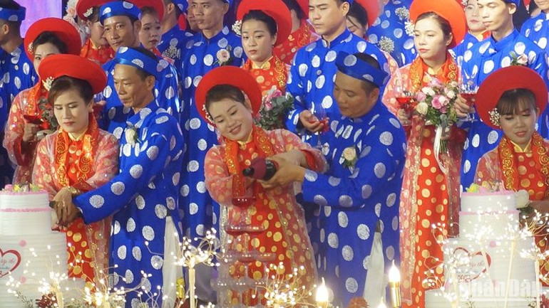 Trung tâm Hỗ trợ thanh niên công nhân Thành phố Hồ Chí Minh tổ chức Chương trình “Lễ cưới tập thể” năm 2023 dành cho 82 cặp đôi có hoàn cảnh đặc biệt trên địa bàn thành phố và khu vực lân cận. Trung tâm Hỗ trợ thanh niên công nhân Thành phố Hồ Chí Minh tổ chức Chương trình “Lễ cưới tập thể” năm 2023 dành cho 82 cặp đôi có hoàn cảnh đặc biệt trên địa bàn thành phố và khu vực lân cận.