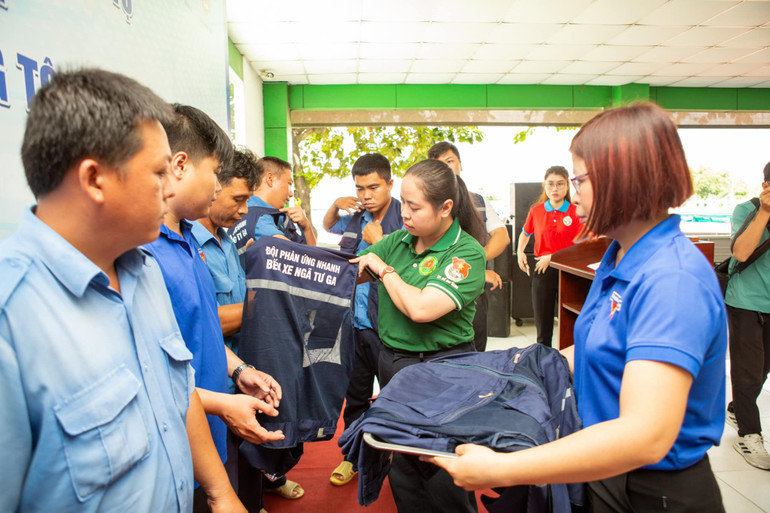 Thành đoàn Thành phố Hồ Chí Minh trao tặng đồng phục cho đội phản ứng nhanh về an ninh trật tự tại các bến xe. (Ảnh: TĐ)