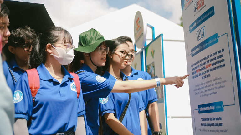 Các sinh viên xem các kỷ niệm, thông số trong hành trình 30 năm chiến dịch Mùa hè xanh. (Ảnh: TĐ)