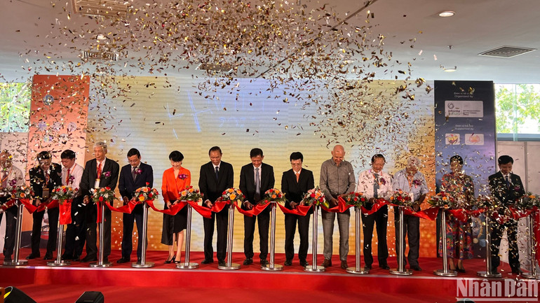 Đại diện các đơn vị, hiệp hội cắt băng khai mạc triển lãm Vietstock 2023