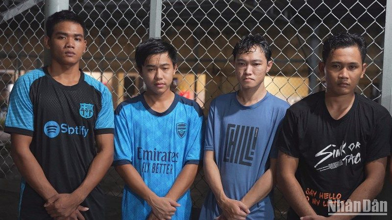 Các đối tượng tại cơ quan chức năng. (Ảnh: Công an cung cấp)