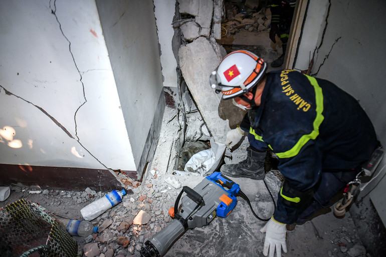 [Ảnh] Nín thở xem lực lượng cứu hộ Bộ Công an đưa thi thể ra khỏi tòa nhà sắp đổ sập ảnh 3