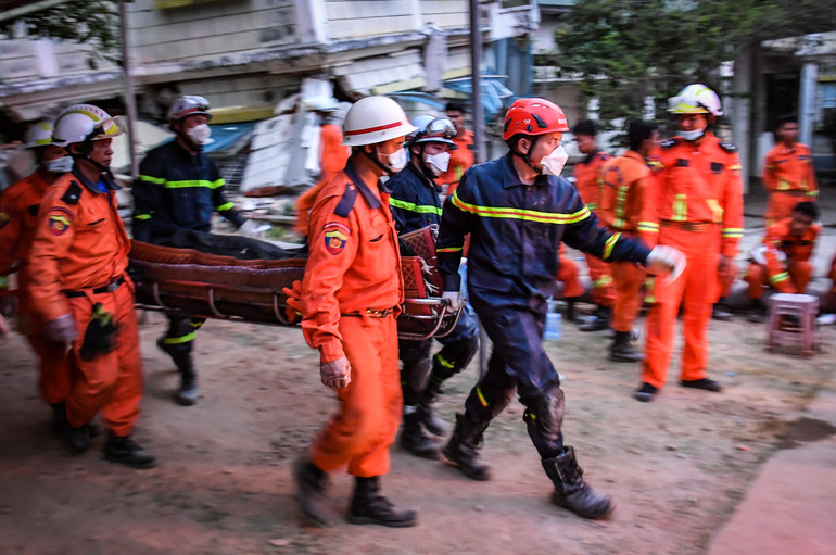[Ảnh] Nín thở xem lực lượng cứu hộ Bộ Công an đưa thi thể ra khỏi tòa nhà sắp đổ sập ảnh 11