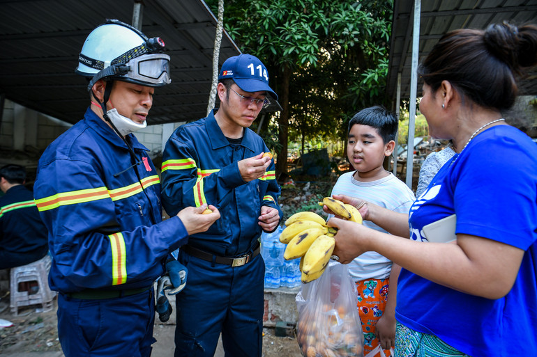 [Ảnh] Nín thở xem lực lượng cứu hộ Bộ Công an đưa thi thể ra khỏi tòa nhà sắp đổ sập ảnh 7