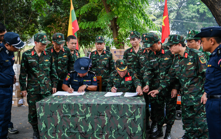 Thiếu tướng Phạm Văn Tỵ và Thiếu tướng U Myat Thu ký biên bản bàn giao số trang thiết bị, vật tư, lương thực.