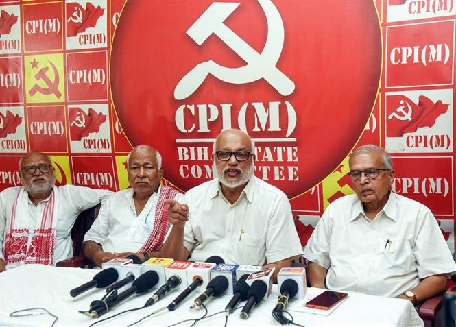 Đảng Cộng sản Ấn Độ (Marxist) – CPI (M) bày tỏ sự ủng hộ đối với thỏa thuận ngừng bắn. Tuyên bố của đảng có đoạn viết: “Người dân ở cả hai nước đều xứng đáng có được hòa bình để phát triển và thịnh vượng. Chúng tôi hy vọng rằng hai bên sẽ xây dựng trên nền tảng này và đảm bảo người dân không phải tiếp tục chịu đựng sự tàn khốc của khủng bố”. Ảnh: ANI/TTXVN