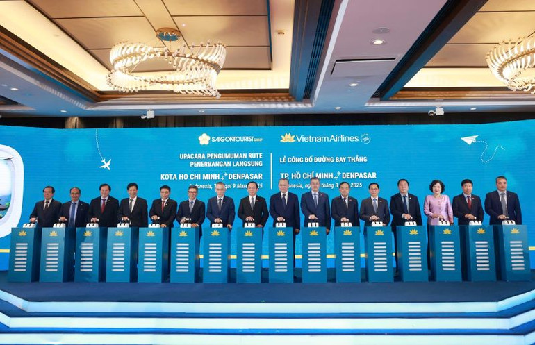 Tổng Bí thư Tô Lâm và các đại biểu thực hiện nghi thức khai trương đường bay thẳng Thành phố Hồ Chí Minh-Denpasar của Vietnam Airlines.