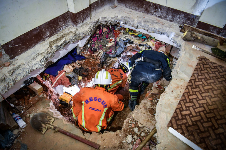 [Ảnh] Nín thở xem lực lượng cứu hộ Bộ Công an đưa thi thể ra khỏi tòa nhà sắp đổ sập ảnh 6