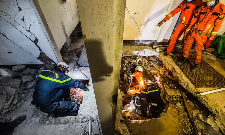 [Ảnh] Nín thở xem lực lượng cứu hộ Bộ Công an đưa thi thể ra khỏi tòa nhà sắp đổ sập ảnh 2