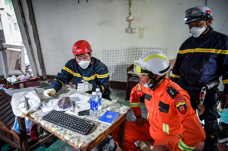 [Ảnh] Nín thở xem lực lượng cứu hộ Bộ Công an đưa thi thể ra khỏi tòa nhà sắp đổ sập ảnh 4