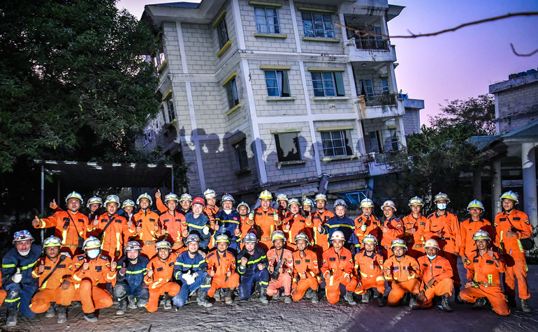 [Ảnh] Nín thở xem lực lượng cứu hộ Bộ Công an đưa thi thể ra khỏi tòa nhà sắp đổ sập ảnh 13