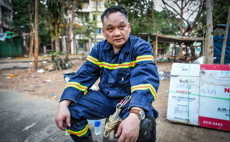 [Ảnh] Nín thở xem lực lượng cứu hộ Bộ Công an đưa thi thể ra khỏi tòa nhà sắp đổ sập ảnh 8