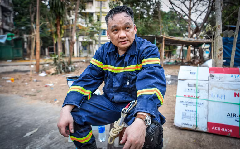 [Ảnh] Nín thở xem lực lượng cứu hộ Bộ Công an đưa thi thể ra khỏi tòa nhà sắp đổ sập ảnh 8