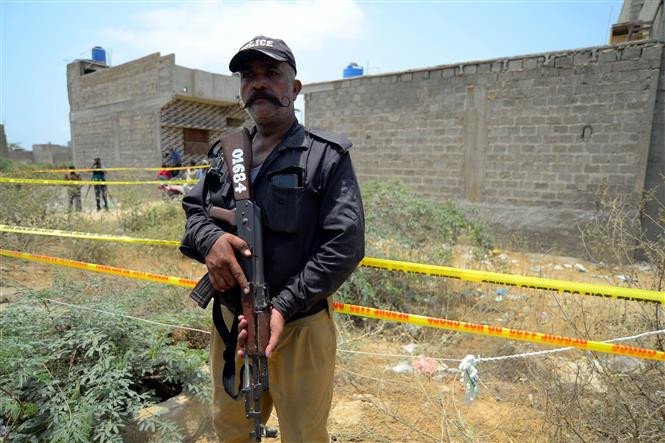 Lực lượng an ninh gác gần hiện trường vụ tấn công bằng máy bay không người lái của Ấn Độ xuống Karachi, Pakistan, ngày 8/5/2025. Ảnh: THX/TTXVN Lực lượng an ninh gác gần hiện trường vụ tấn công bằng máy bay không người lái của Ấn Độ xuống Karachi, Pakistan, ngày 8/5/2025. Ảnh: THX/TTXVN