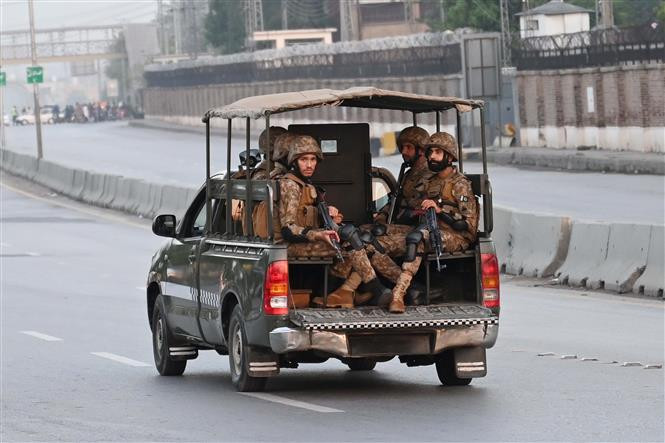 Lực lượng an ninh tuần tra trên tuyến đường dẫn tới căn cứ không quân Nur Khan ở Rawalpindi, Pakistan, sau vụ tấn công bằng tên lửa của Ấn Độ, ngày 10/5/2025. Ảnh: THX/TTXVN Lực lượng an ninh tuần tra trên tuyến đường dẫn tới căn cứ không quân Nur Khan ở Rawalpindi, Pakistan, sau vụ tấn công bằng tên lửa của Ấn Độ, ngày 10/5/2025. Ảnh: THX/TTXVN