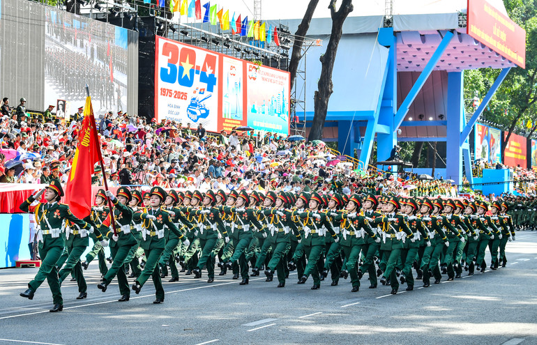 Theo Tổng duyệt lễ diễu binh, diễu hành diễn ra hôm 27/4, sau khi đi qua Hội trường Thống Nhất, lực lượng diễu binh, diễu hành sẽ chia làm 4 hướng và di chuyển tới điểm tập kết.