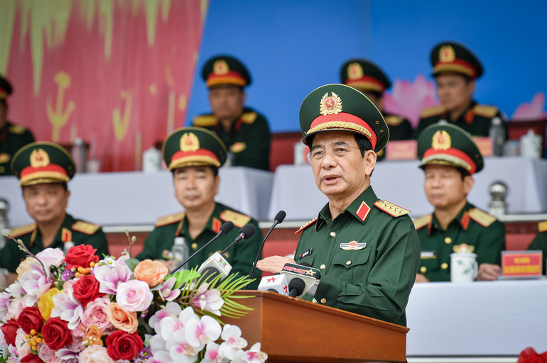 Đại tướng Phan Văn Giang, Ủy viên Bộ Chính trị, Phó Bí thư Quân ủy Trung ương, Bộ trưởng Bộ Quốc phòng phát biểu nhận xét về lễ hợp luyện diễu binh, diễu hành. (Ảnh: THÀNH ĐẠT)