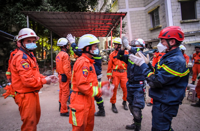 [Ảnh] Nín thở xem lực lượng cứu hộ Bộ Công an đưa thi thể ra khỏi tòa nhà sắp đổ sập ảnh 12