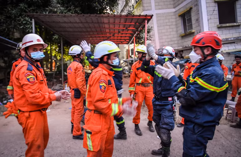 [Ảnh] Nín thở xem lực lượng cứu hộ Bộ Công an đưa thi thể ra khỏi tòa nhà sắp đổ sập ảnh 12