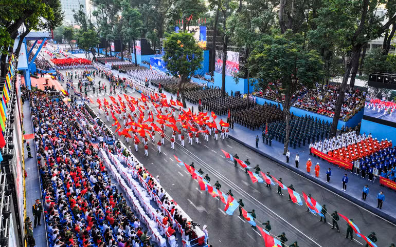 Nghi thức diễu binh, diễu hành tại đợt Tổng duyệt Lễ kỷ niệm 50 năm Ngày Giải phóng miền nam, thống nhất đất nước nhìn từ trên cao.