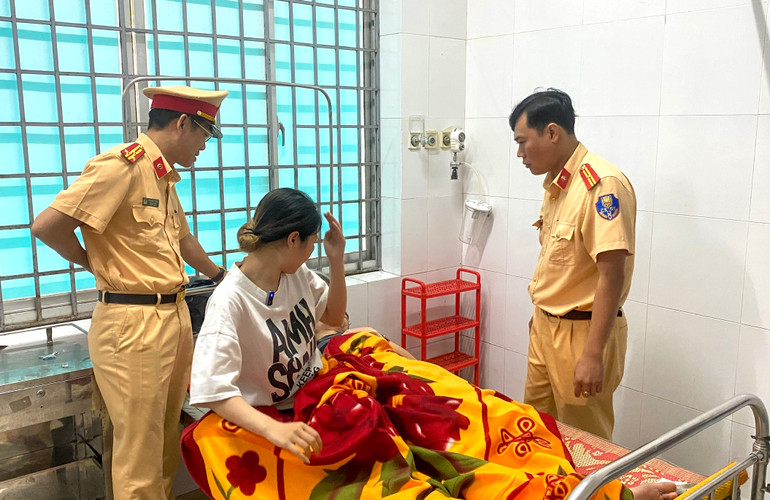 Lực lượng Cảnh sát giao thông đưa người bị tai nạn bị thương đi cấp cứu tại bệnh viện đa khoa Sông Cầu.