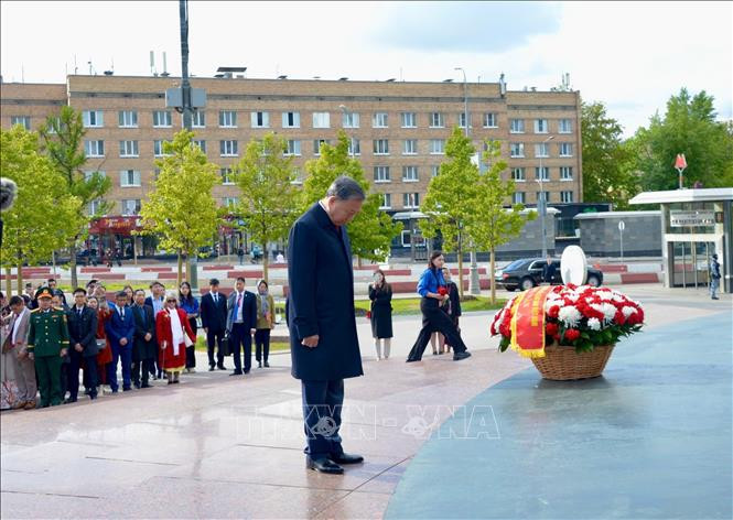Tổng Bí thư Tô Lâm và Phu nhân cùng đoàn đại biểu cấp cao Việt Nam đến đặt hoa tại Tượng đài Chủ tịch Hồ Chí Minh ở thủ đô Moskva. Ảnh: TTXVN Tổng Bí thư Tô Lâm và Phu nhân cùng đoàn đại biểu cấp cao Việt Nam đến đặt hoa tại Tượng đài Chủ tịch Hồ Chí Minh ở thủ đô Moskva. Ảnh: TTXVN