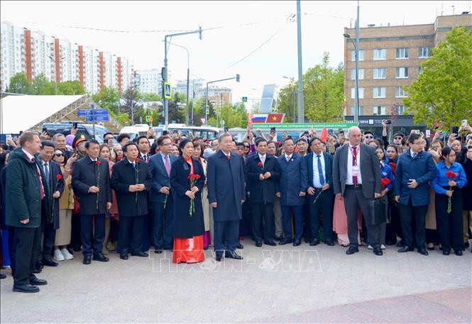 Tổng Bí thư Tô Lâm và Phu nhân cùng đoàn đại biểu cấp cao Việt Nam đến đặt hoa tại Tượng đài Chủ tịch Hồ Chí Minh ở thủ đô Moskva. (Ảnh: TTXVN) Tổng Bí thư Tô Lâm và Phu nhân cùng đoàn đại biểu cấp cao Việt Nam đến đặt hoa tại Tượng đài Chủ tịch Hồ Chí Minh ở thủ đô Moskva. (Ảnh: TTXVN)
