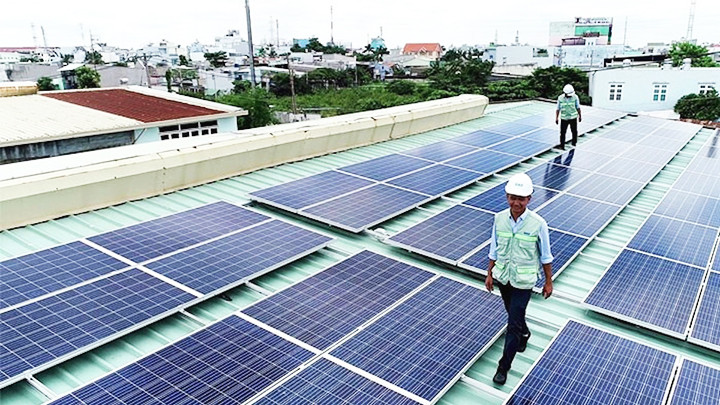 Nhiều hộ dân đang có xu hướng lắp đặt và sử dụng điện mặt trời mái nhà.