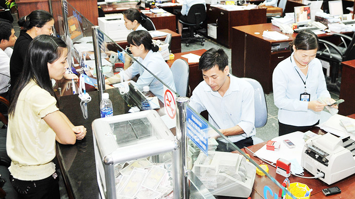 Các ngân hàng thương mại thực hiện các giải pháp cắt giảm chi phí, giảm lãi suất cho vay để hỗ trợ doanh nghiệp và người dân. Ảnh: SONG ANH Các ngân hàng thương mại thực hiện các giải pháp cắt giảm chi phí, giảm lãi suất cho vay để hỗ trợ doanh nghiệp và người dân. Ảnh: SONG ANH