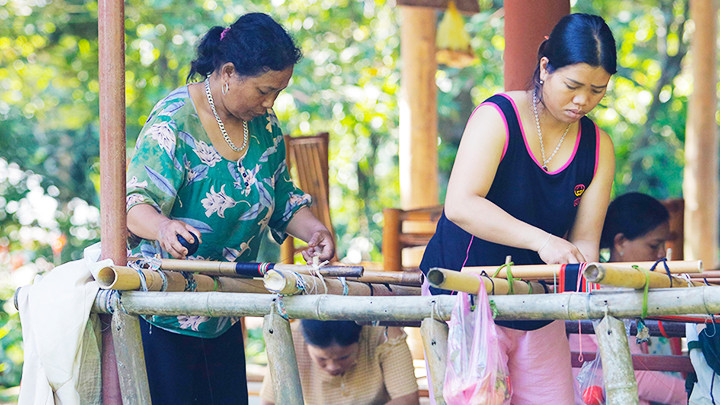 Công đoạn lên khung cho sợi vải.