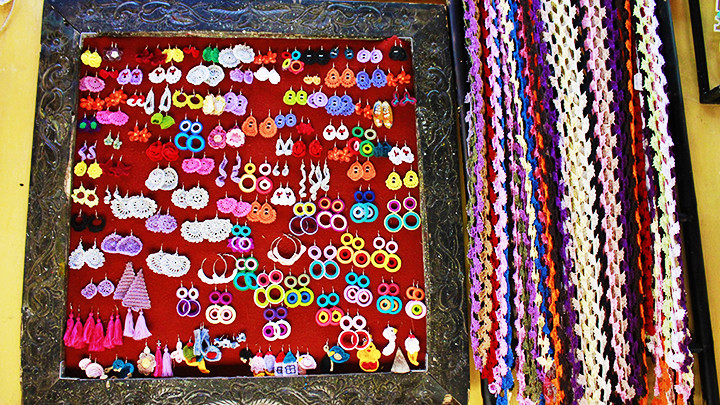 Sản phẩm tái chế từ nắp lon, sợi tơ tằm. Sản phẩm tái chế từ nắp lon, sợi tơ tằm.