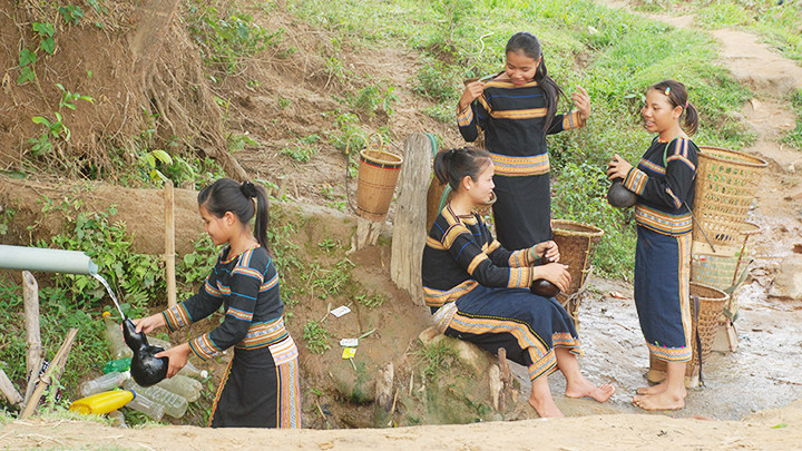 Hứng dòng nước mát.