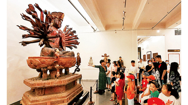 Các em học sinh tiểu học tham quan Bảo tàng Mỹ thuật Việt Nam. Ảnh: ANH QUÂN