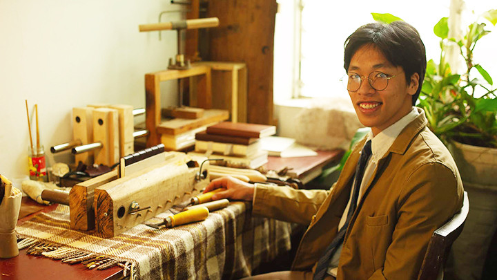 Trần Trung Hiếu bên các dụng cụ đóng sách. Ảnh: nhân vật cung cấp Trần Trung Hiếu bên các dụng cụ đóng sách. Ảnh: nhân vật cung cấp