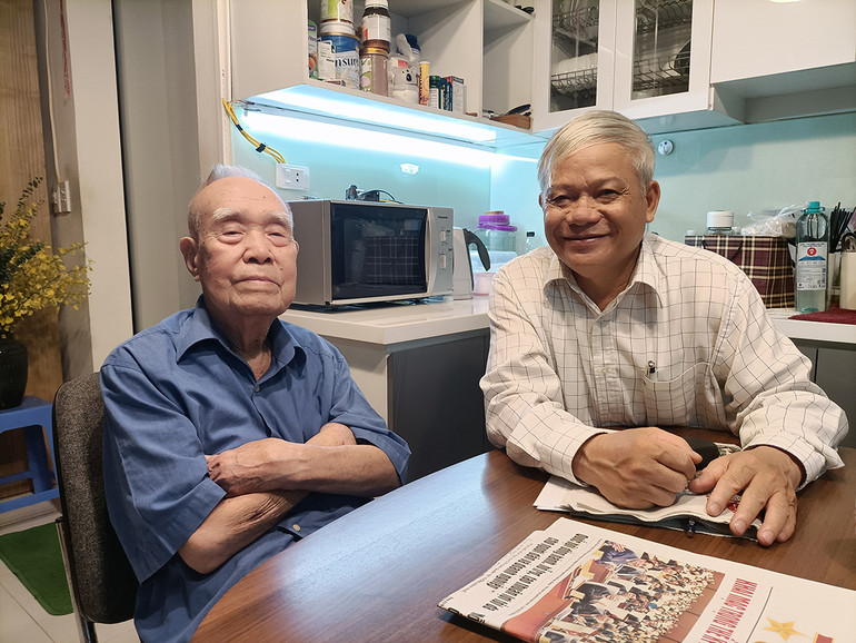 Nhà báo Thái Duy (bên trái) và tác giả bài viết. Nhà báo Thái Duy (bên trái) và tác giả bài viết.