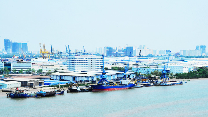 Nhiều vùng có thể phát triển cảng nước sâu, đóng tàu, vận tải đường biển. Ảnh: NAM ANH