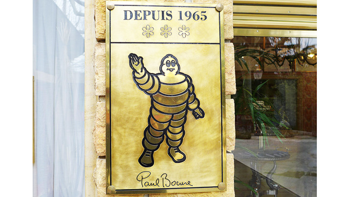 Biểu tượng Michelin gắn trước nhà hàng Paul Bocuse ở Pháp. Ảnh: LUXEAT