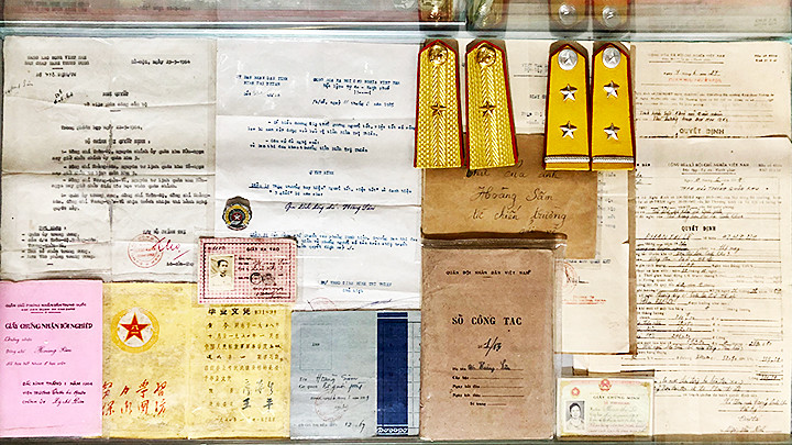 Các văn bằng hồ sơ của Thiếu tướng Hoàng Sâm, người Đội trưởng Đội Việt Nam Tuyên truyền giải phóng quân. Các văn bằng hồ sơ của Thiếu tướng Hoàng Sâm, người Đội trưởng Đội Việt Nam Tuyên truyền giải phóng quân.