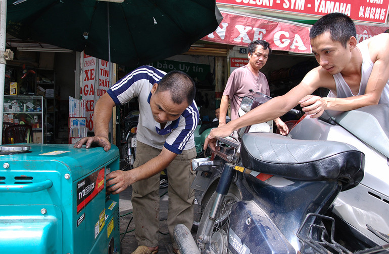 Nhiều hộ kinh doanh sử dụng máy phát để chủ động trước tình trạng thiếu điện. Ảnh: SONG ANH