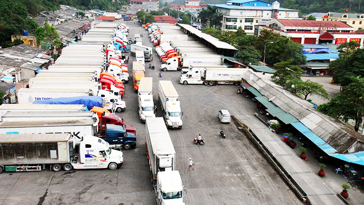Tại các cửa khẩu thuộc tỉnh Lạng Sơn hiện còn nhiều xe hàng chờ xuất khẩu. Ảnh: VIẾT NIỆM