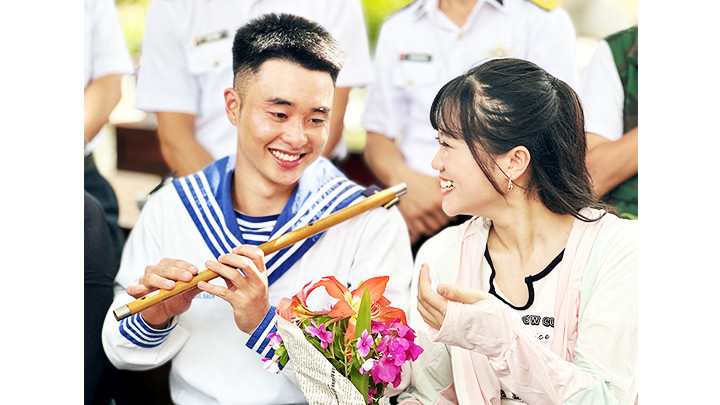 Niềm vui khi nhận bó hoa từ lính đảo.