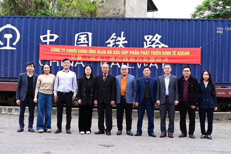 Đại diện 2 bên đón đoàn tàu thuận lợi đến điểm cuối- Ga liên vận Quốc tế Yên Viên, Hà Nội.