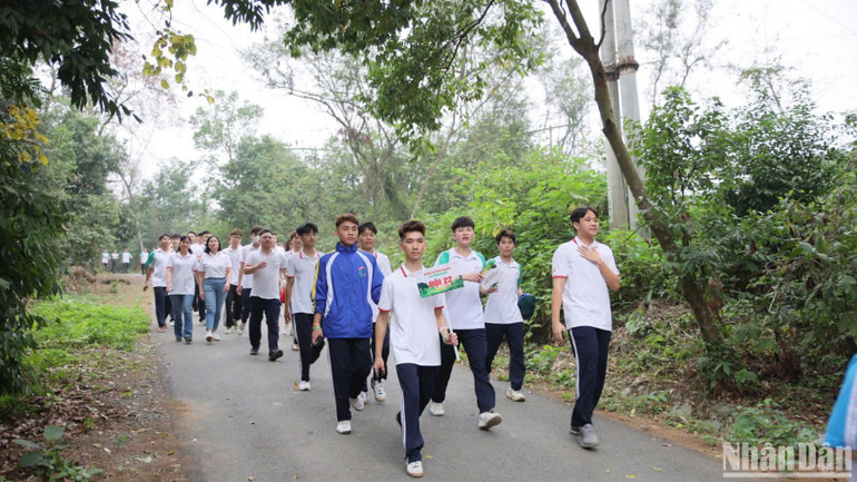 Đi bộ được xem là giải pháp đơn giản nhưng hiệu quả trong việc cắt giảm khí thải nhà kính.