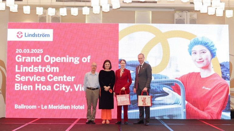 Đại diện ActionAid quốc tế tại Việt Nam và Chủ tịch kiêm CEO Lindström công bố dự án “Nước sạch vì trường học hạnh phúc” với sự chứng kiến của Đại diện Đại sứ quán Phần Lan tại Việt Nam và Quỹ Hỗ trợ chương trình, dự án an sinh xã hội Việt Nam.