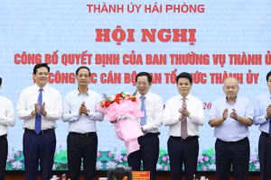 Các đồng chí Thường trực Thành ủy và Ban Tổ chức Thành ủy Hải Phòng chúc mừng đồng chí Vũ Tiến Phụng. (Ảnh: LÊ DŨNG)