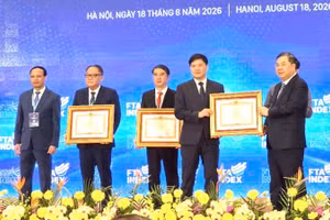 Phó Thủ tướng Thường trực Chính phủ Phạm Gia Túc trao Bằng khen của Thủ tướng Chính phủ cho thành phố Hải Phòng và các tỉnh, thành phố có thành tích trong việc đánh giá kết quả thực hiện các FTA. (Ảnh: NAM NGUYỄN/BÁO CÔNG THƯƠNG)