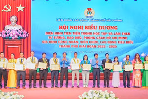 Lãnh đạo Liên đoàn Lao động thành phố Hải Phòng trao bằng khen cho các gương điển hình. (Ảnh: ĐÀM THANH)