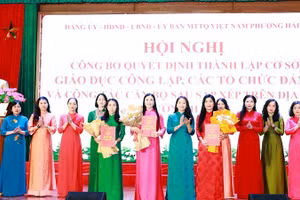 Lãnh đạo phường Hải An (Hải Phòng) công bố, trao các quyết định thành lập cơ sở giáo dục công lập, các tổ chức đảng và công tác cán bộ sau sắp xếp trên địa bàn phường. (Ảnh: HẢI AN)