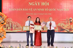 Chủ tịch Ủy ban nhân dân thành phố Hải Phòng Đỗ Thành Trung trao Bằng khen cho các tập thể, cá nhân có thành tích xuất sắc trong phong trào “Toàn dân bảo vệ an ninh Tổ quốc”. (Ảnh: VIỆT CƯỜNG)