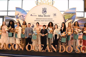 Các thí sinh Miss World - Hoa hậu thế giới 2026 trong buổi họp báo công bố thí sinh tại Khu Du lịch Quốc tế Đồi Rồng - Dragon Ocean Đồ Sơn (Hải Phòng). (Ảnh: AN NINH)